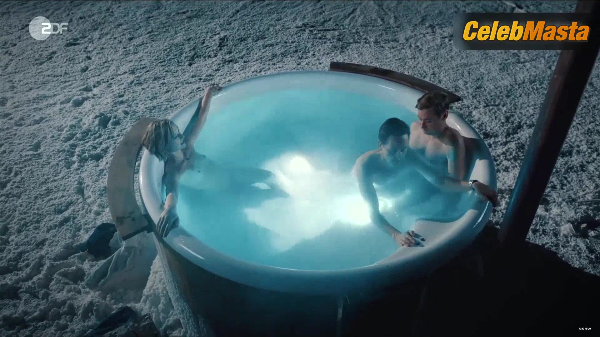 Svenja Jung Sexy Scene From Der Pfau - Photo 2 of 5 photo 4