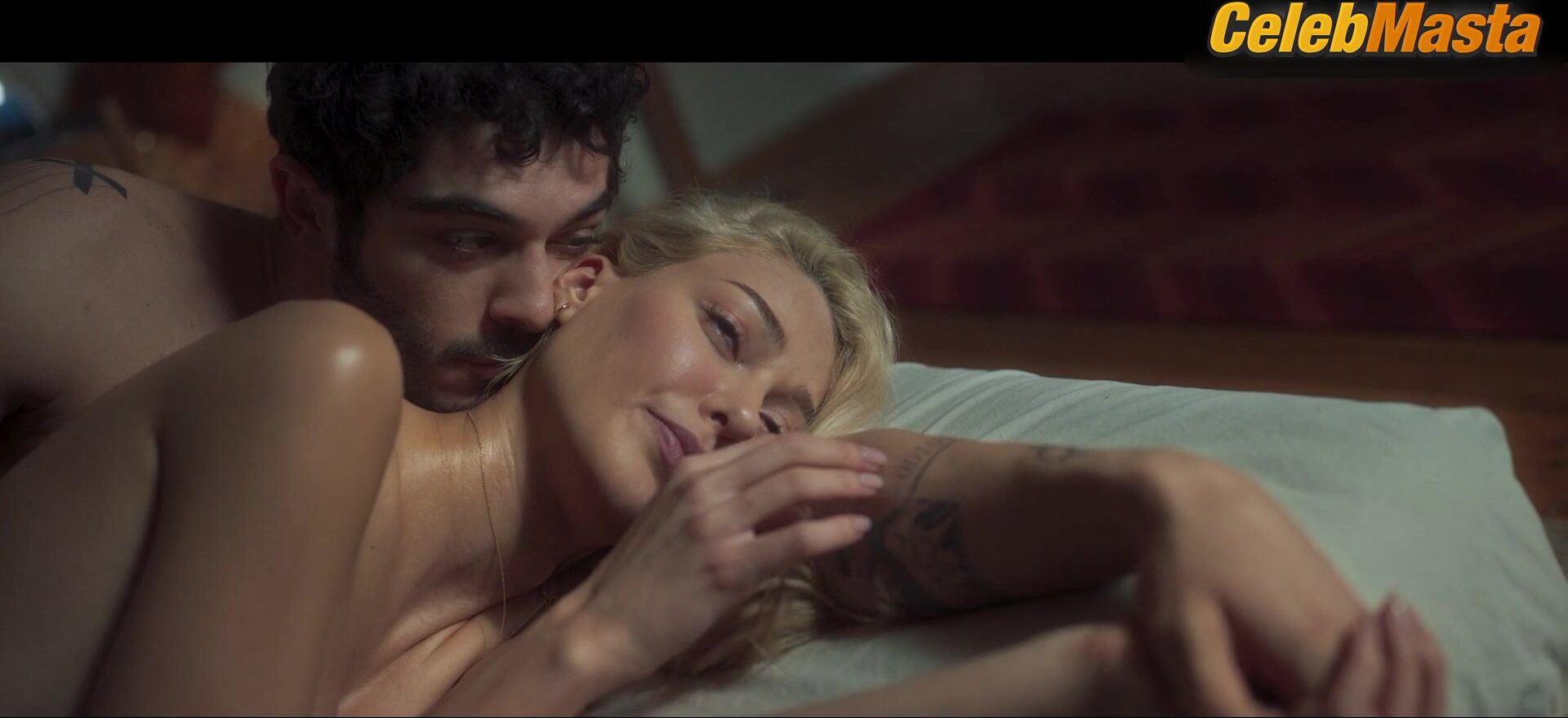 Dilan Cicek Deniz Sexy Scene From Dont Leave - Photo 2 of 5 photo 4