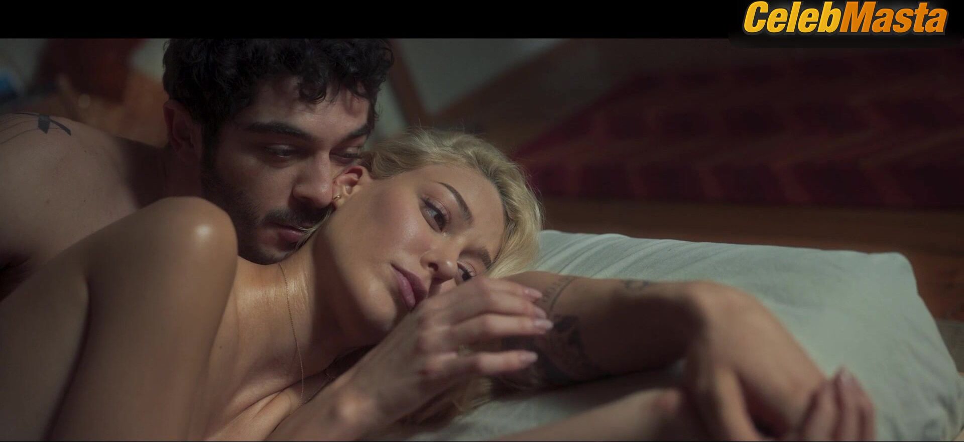 Dilan Cicek Deniz Sexy Scene From Dont Leave - Photo 2 of 5 photo 5
