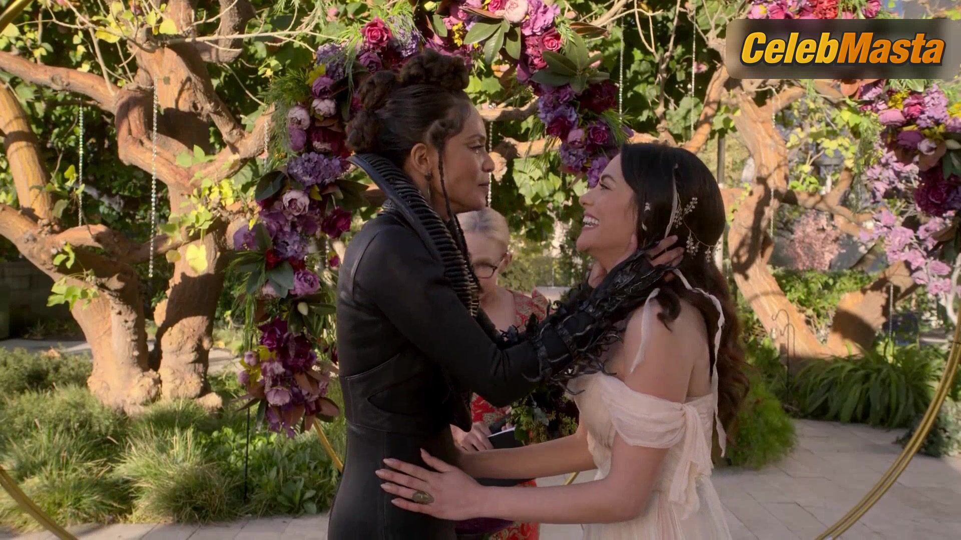 Inbar Lavi Lesley-ann Brandt And Get Lesbian In Lucifer - Photo 2 of 5