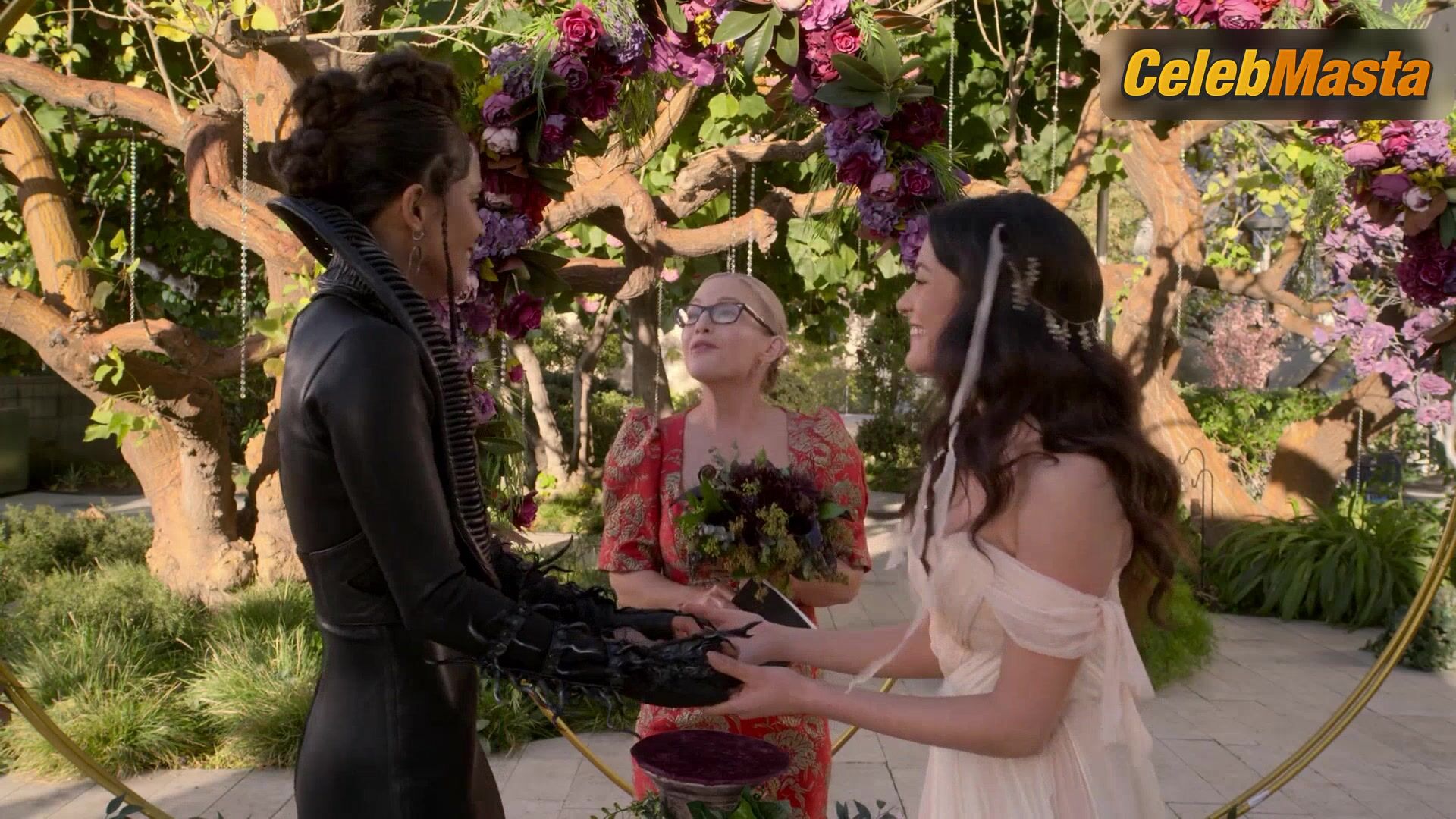 Inbar Lavi Lesley-ann Brandt And Get Lesbian In Lucifer - Photo 2 of 5 photo 4