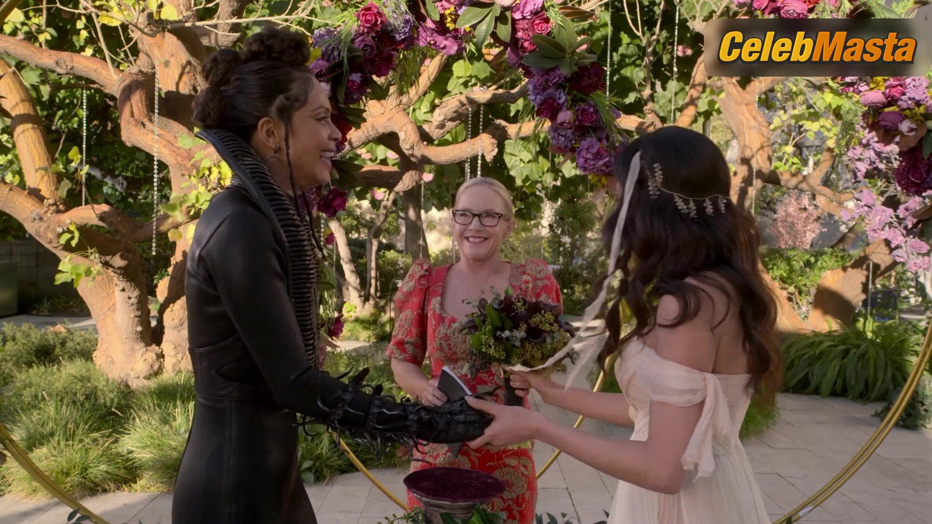 Inbar Lavi Lesley-ann Brandt And Get Lesbian In Lucifer - Photo 2 of 5 photo 5