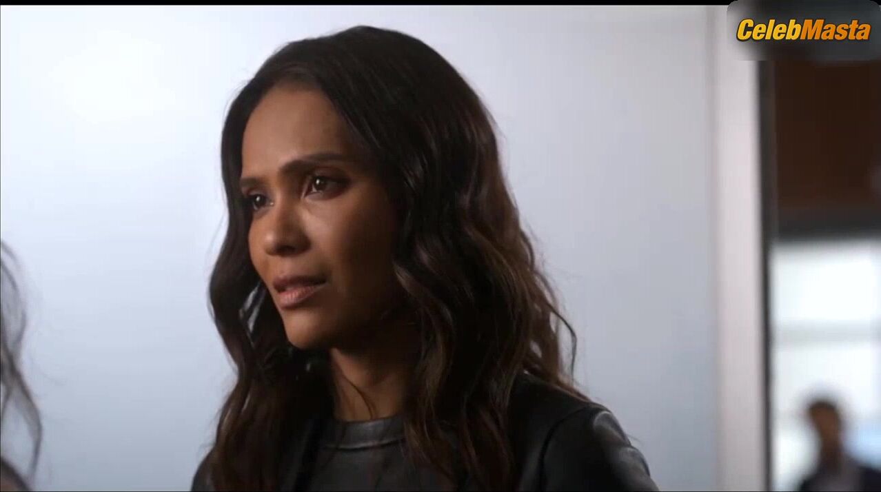 Inbar Lavi Lesley-ann Brandt And ’s Lesbian Scene - Photo 1 of 5