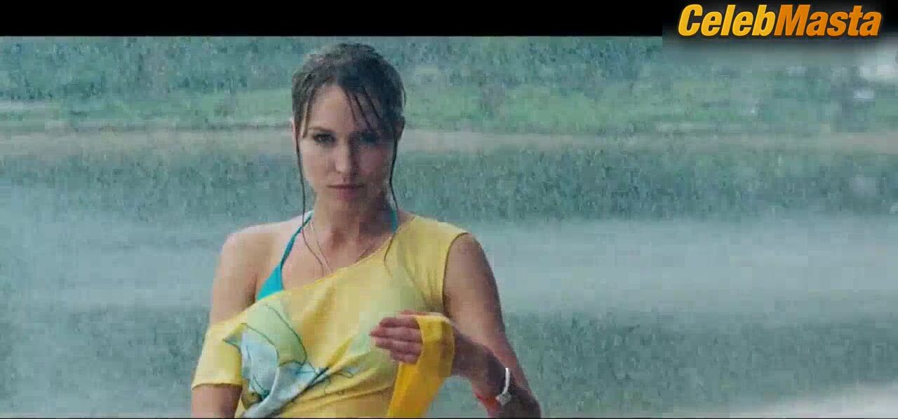 Holly Valance And Sarah Carter’s Swimsuit Scene In - Photo 1 of 5