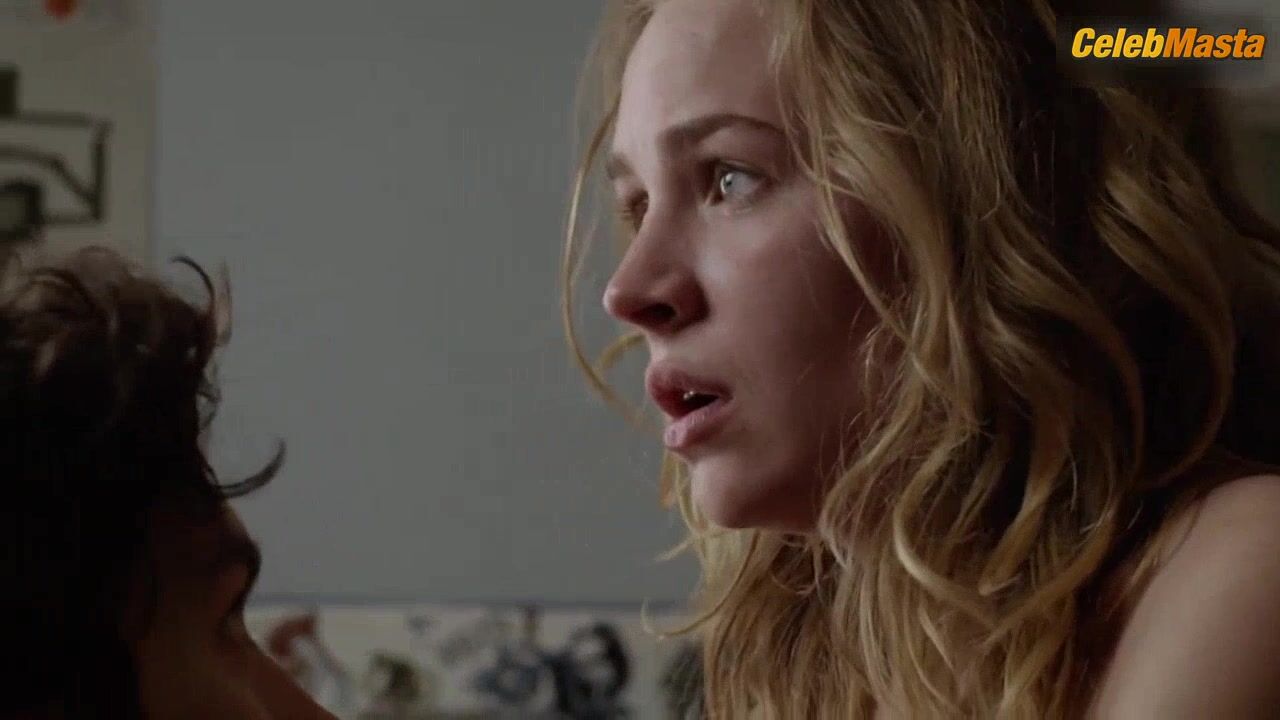 Britt Robertson ’s Tits Scene From Under The Dome - Photo 1 of 5 photo 2