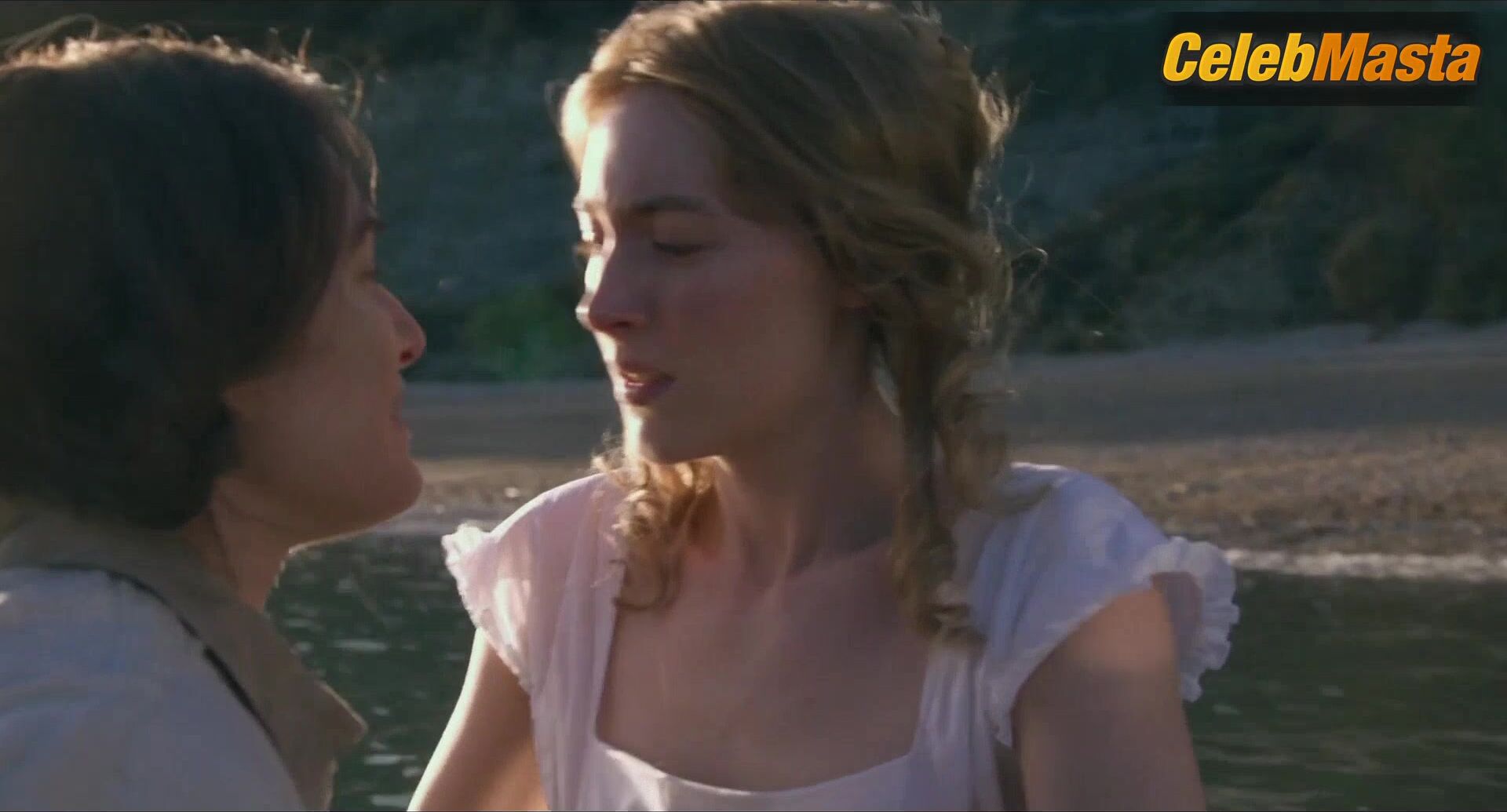 Kate Winslet And Saoirse Ronan Bare Lesbian Love Scene In - Photo 1 of 5