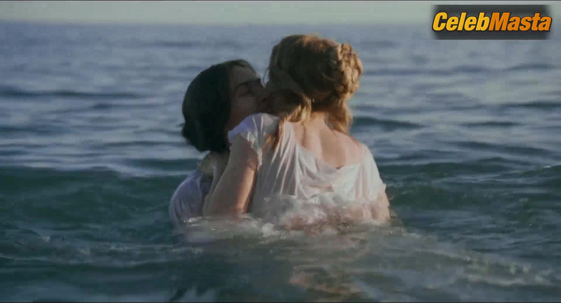 Kate Winslet And Saoirse Ronan Bare Lesbian Love Scene In - Photo 1 of 5 photo 5