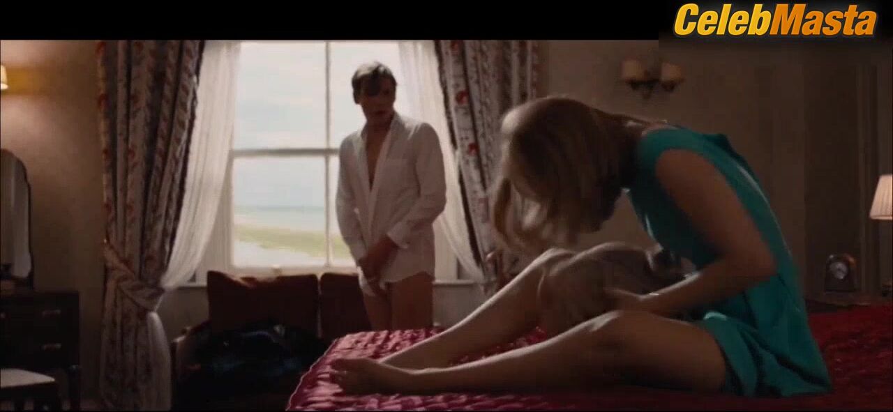 Saoirse Ronan Hot Scene In On Chesil Beach - Photo 1 of 5 photo 2