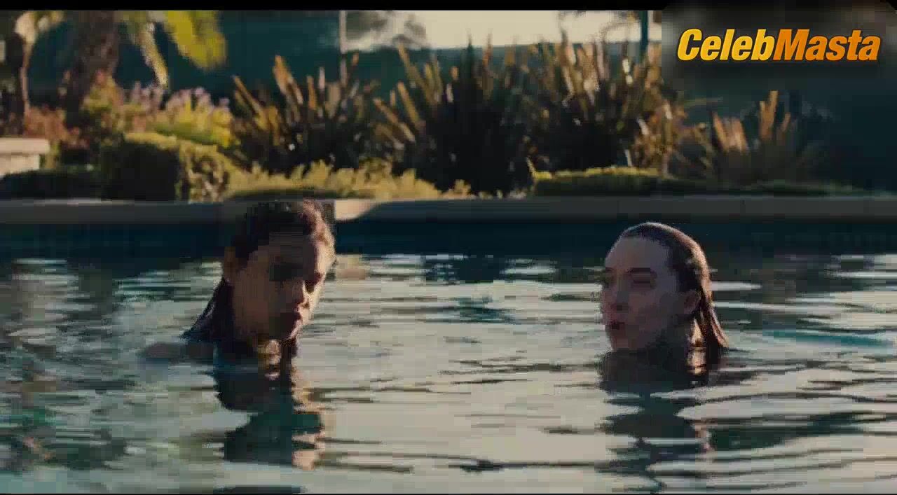 Odeya Rush Saoirse Ronan And Swimsuit Scene In Lady Bird - Photo 3 of 5 photo 2
