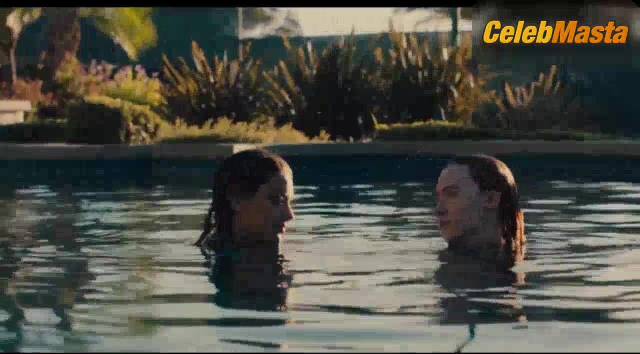 Odeya Rush Saoirse Ronan And Swimsuit Scene In Lady Bird - Photo 3 of 5 photo 4