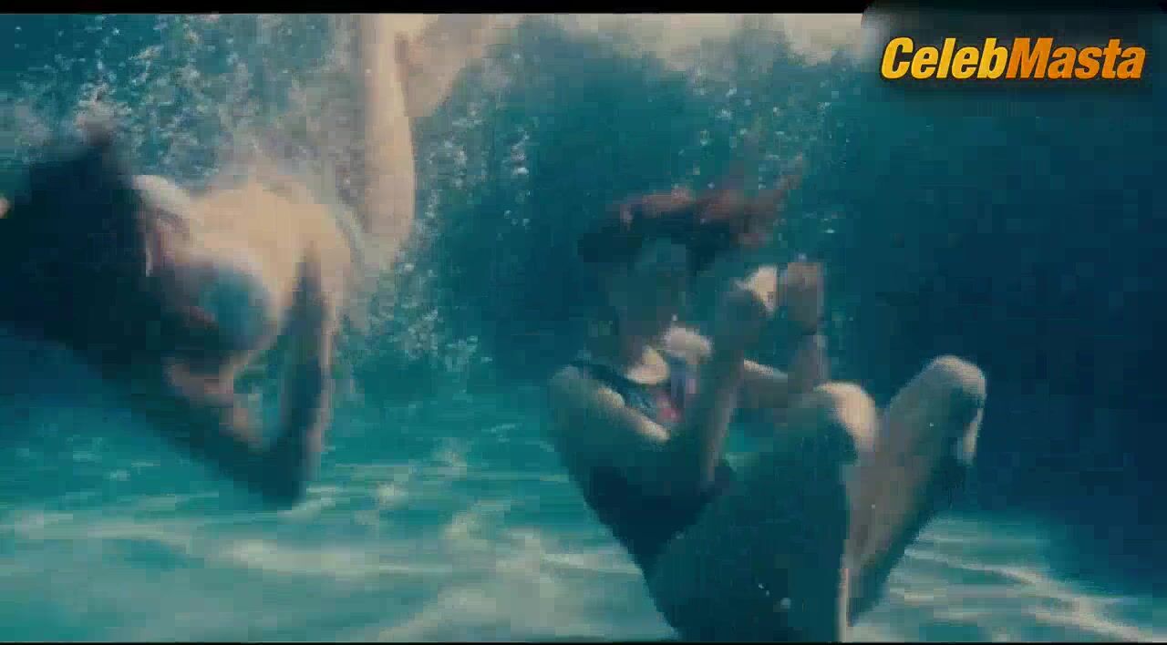 Odeya Rush Saoirse Ronan And Swimsuit Scene In Lady Bird - Photo 3 of 5 photo 5