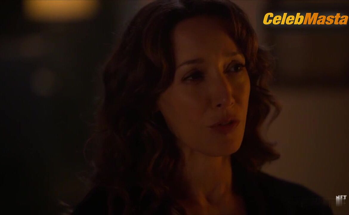Jennifer Beals Bares Underwear In Lesbian Scene, The L Word - Photo 3 of 5 photo 2