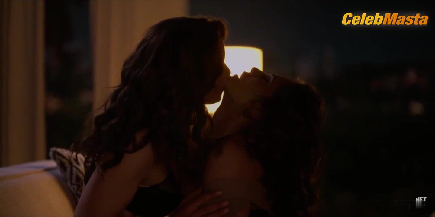 Jennifer Beals Bares Underwear In Lesbian Scene, The L Word - Photo 3 of 5 photo 5