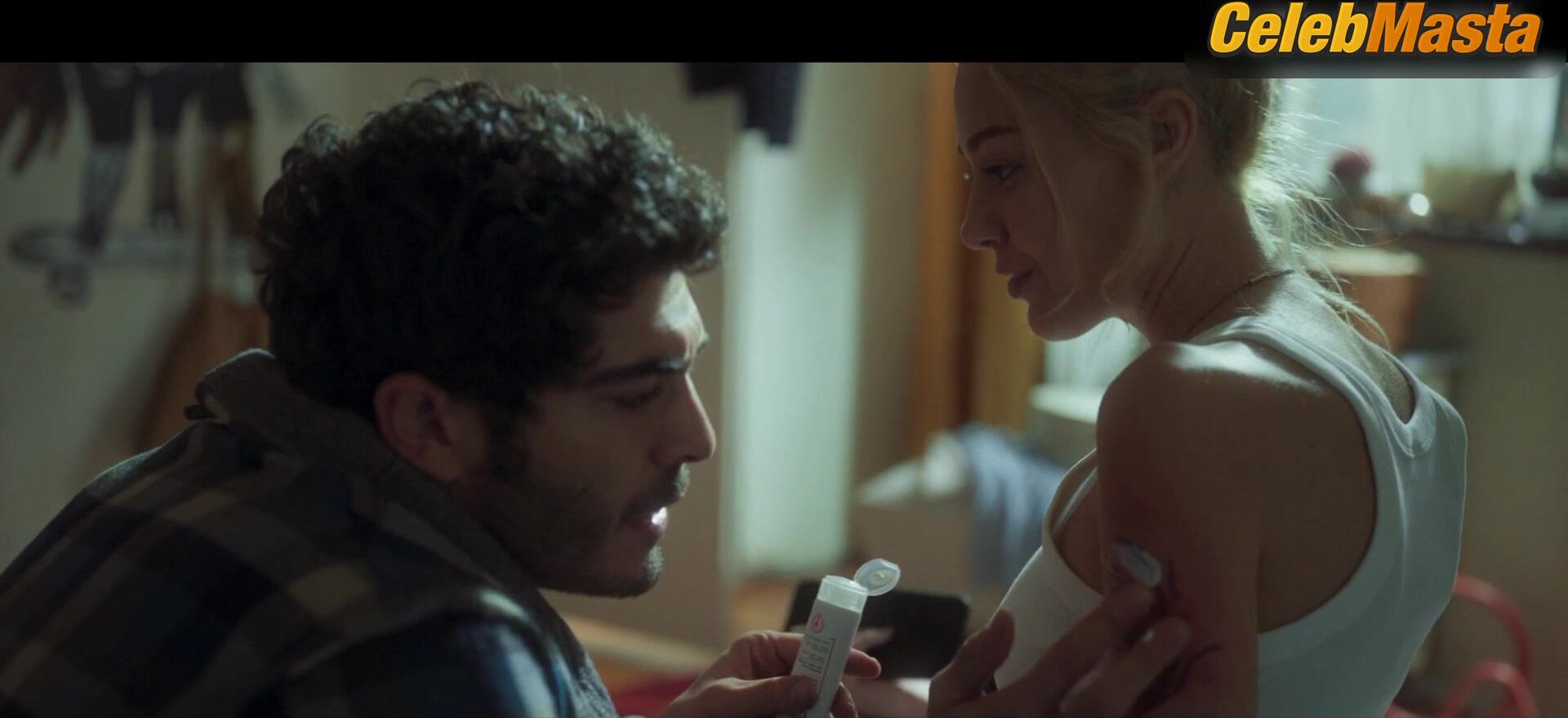 Dilan Cicek Deniz Hot Scene In Dont Leave - Photo 1 of 5 photo 2