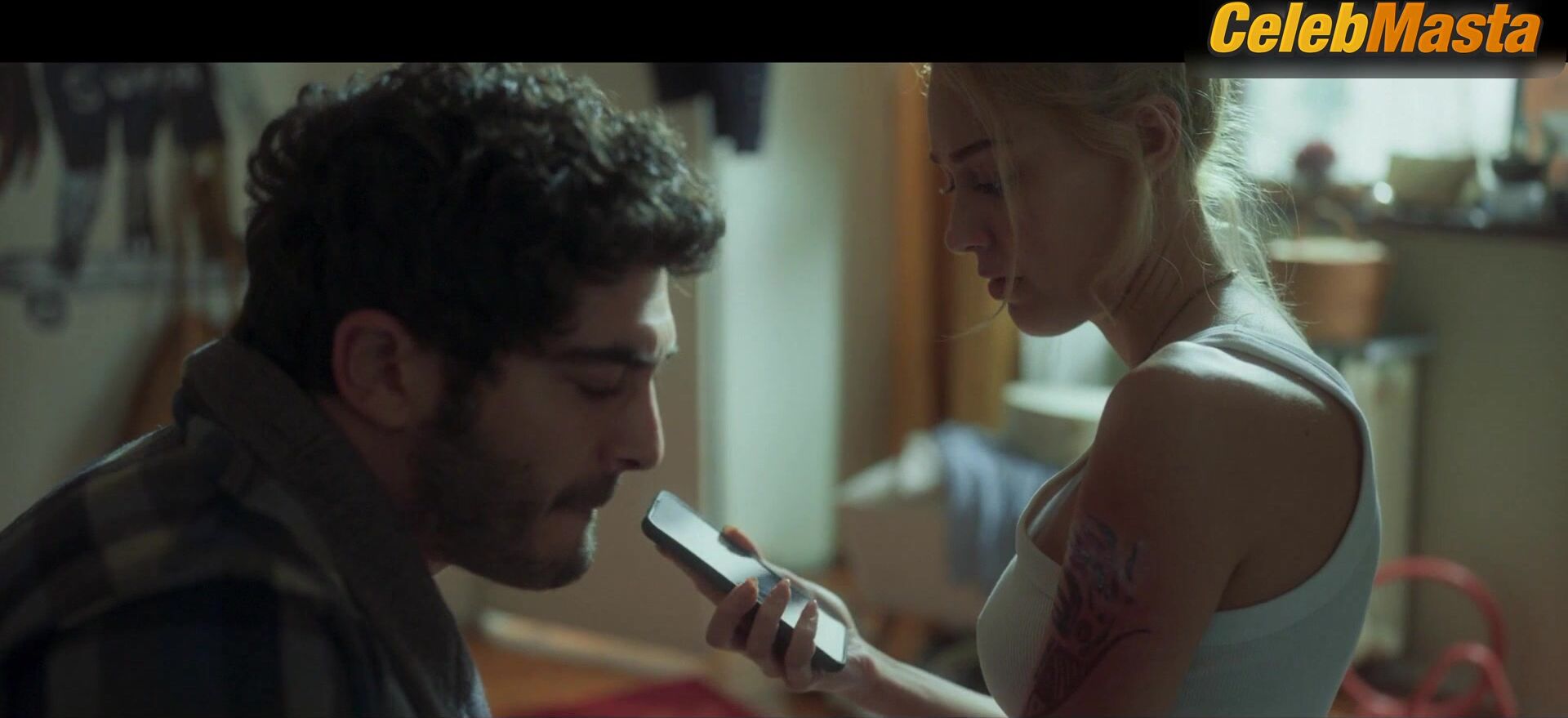 Dilan Cicek Deniz Hot Scene In Dont Leave - Photo 1 of 5 photo 4
