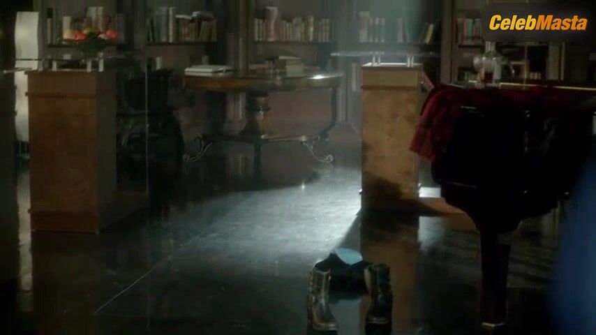 Lauren German Shows Off In Lucifer Scene - Photo 1 of 5