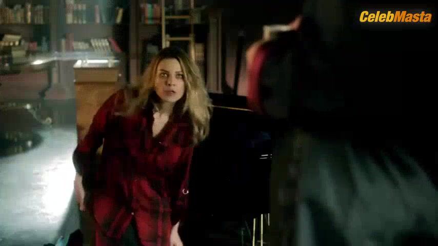 Lauren German Shows Off In Lucifer Scene - Photo 1 of 5 photo 5