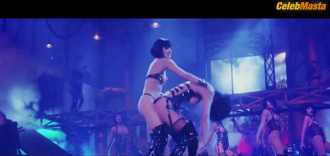 Elizabeth Berkley Shows Butt, Tits Scene In Showgirls - Photo 3 of 5 photo 5