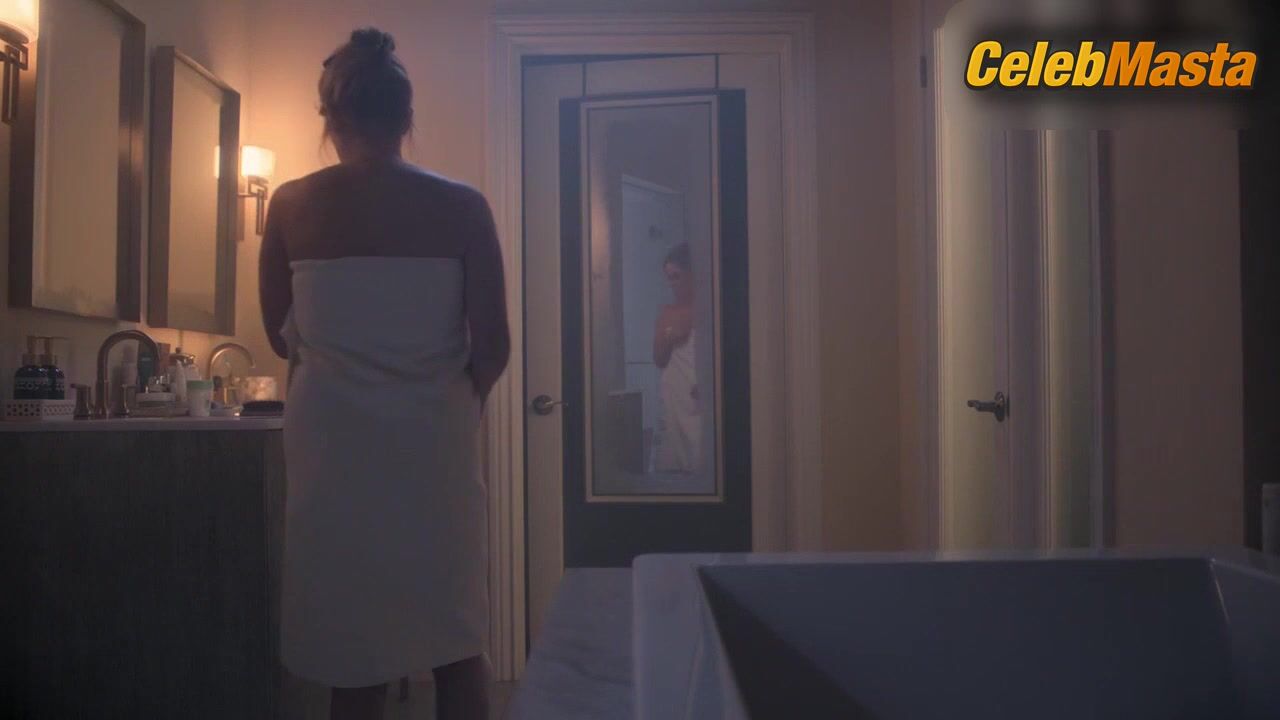 Christina Applegate ’s Sexy Scene From Dead To Me - Photo 1 of 5 photo 5