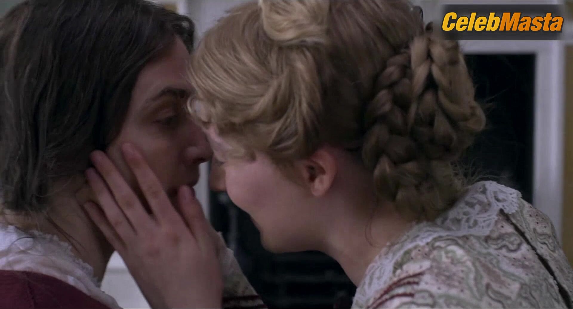 Kate Winslet And Saoirse Ronan Steamy Lesbian Sex Scene - Photo 2 of 5