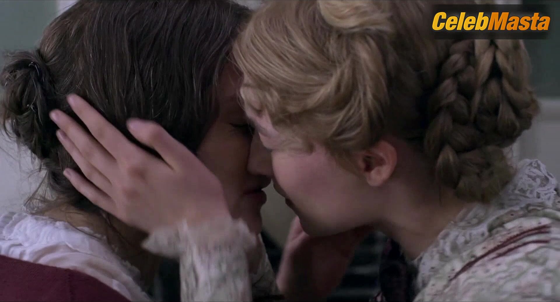 Kate Winslet And Saoirse Ronan Steamy Lesbian Sex Scene - Photo 2 of 5 photo 5