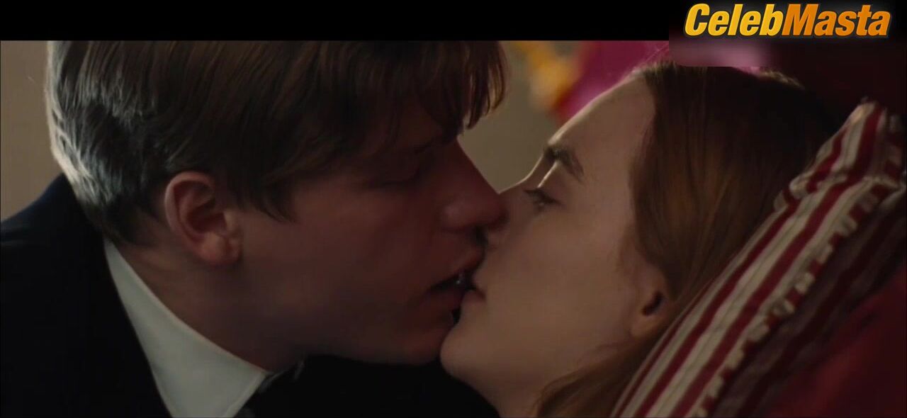 Saoirse Ronan Shows Underwear Scene In On Chesil Beach - Photo 1 of 5