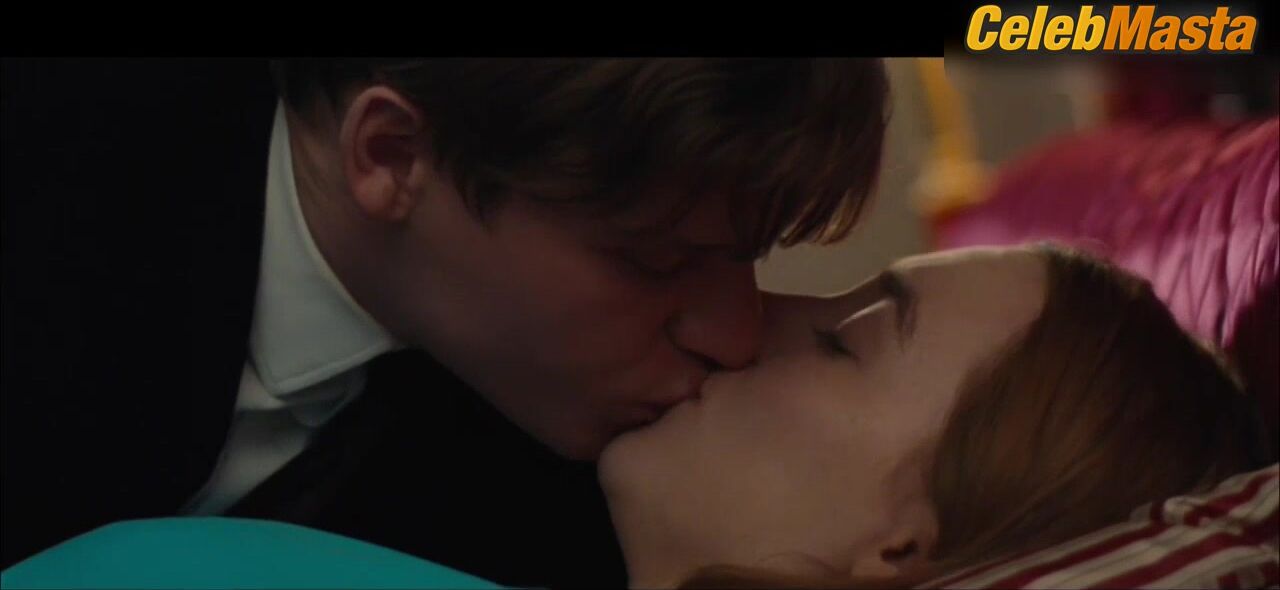 Saoirse Ronan Shows Underwear Scene In On Chesil Beach - Photo 1 of 5 photo 2