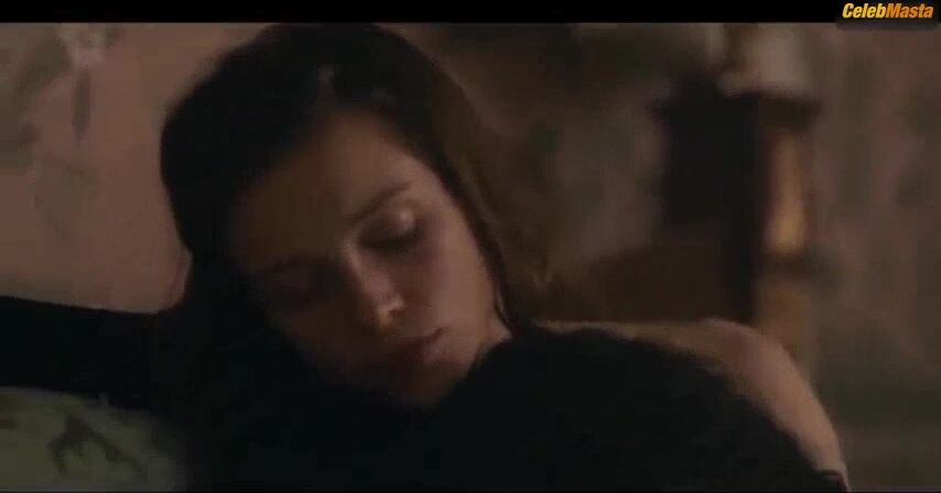 Karla-simone Spence Sophie Cookson And Bare Breasts In Lesbian - Photo 1 of 5 photo 4