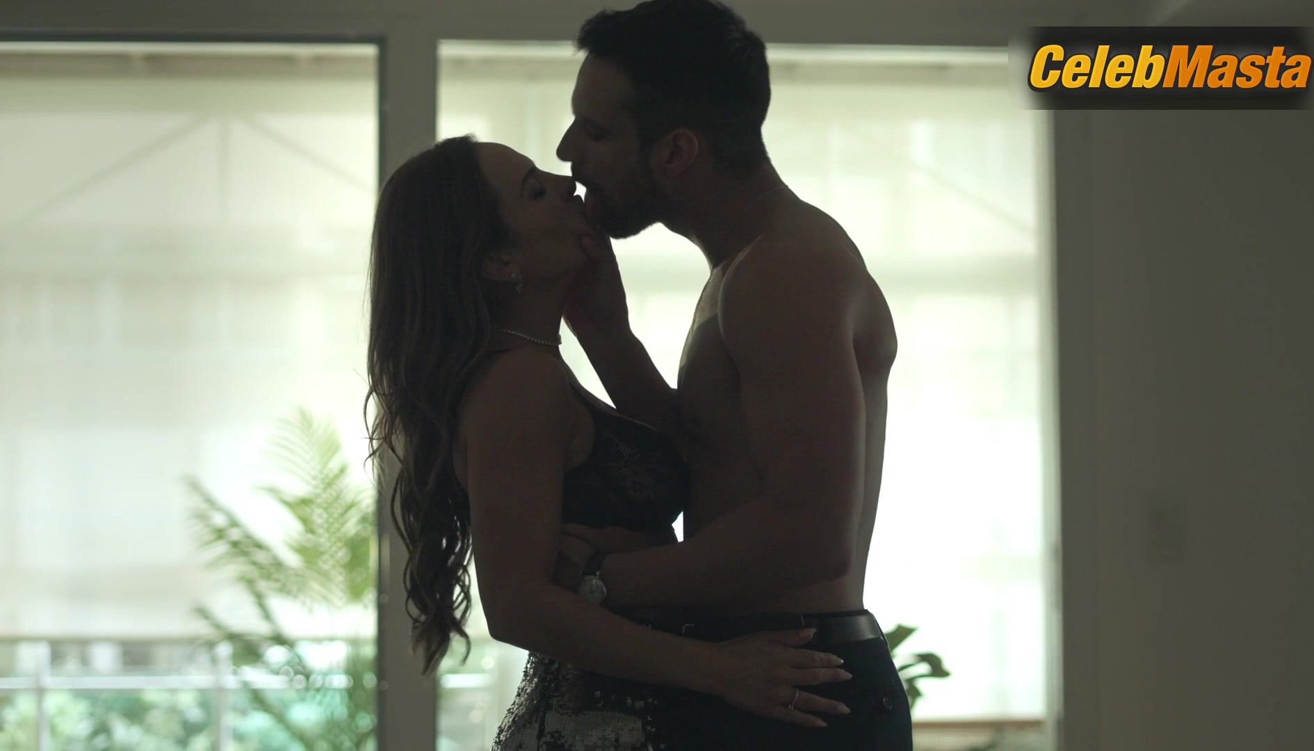 Fabiola Campomanes Bares Tits, Underwear Scene In Diary Of A - Photo 2 of 5 photo 1