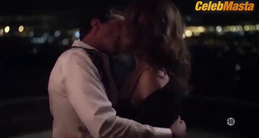Dina Meyer ’s Underwear Scene In Turbulence - Photo 2 of 5