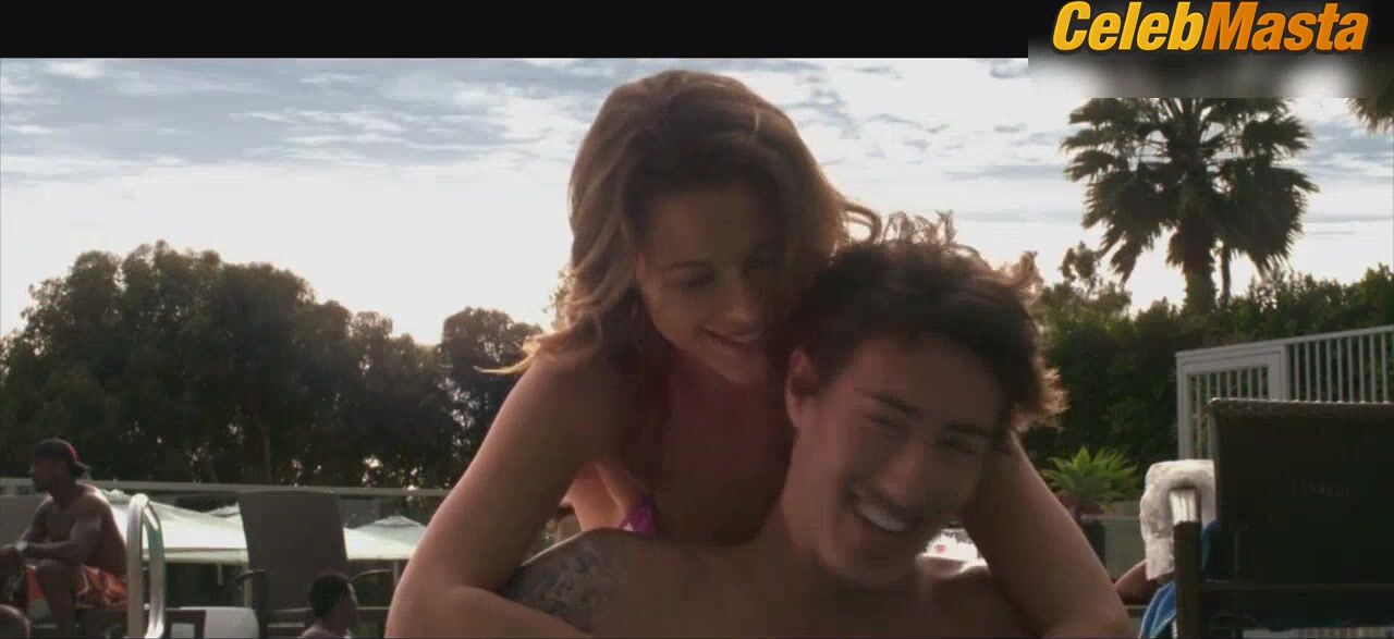 Brittany Daniel , Crystal Reed And Scottie Thompson Swimsuit - Photo 1 of 5 photo 5