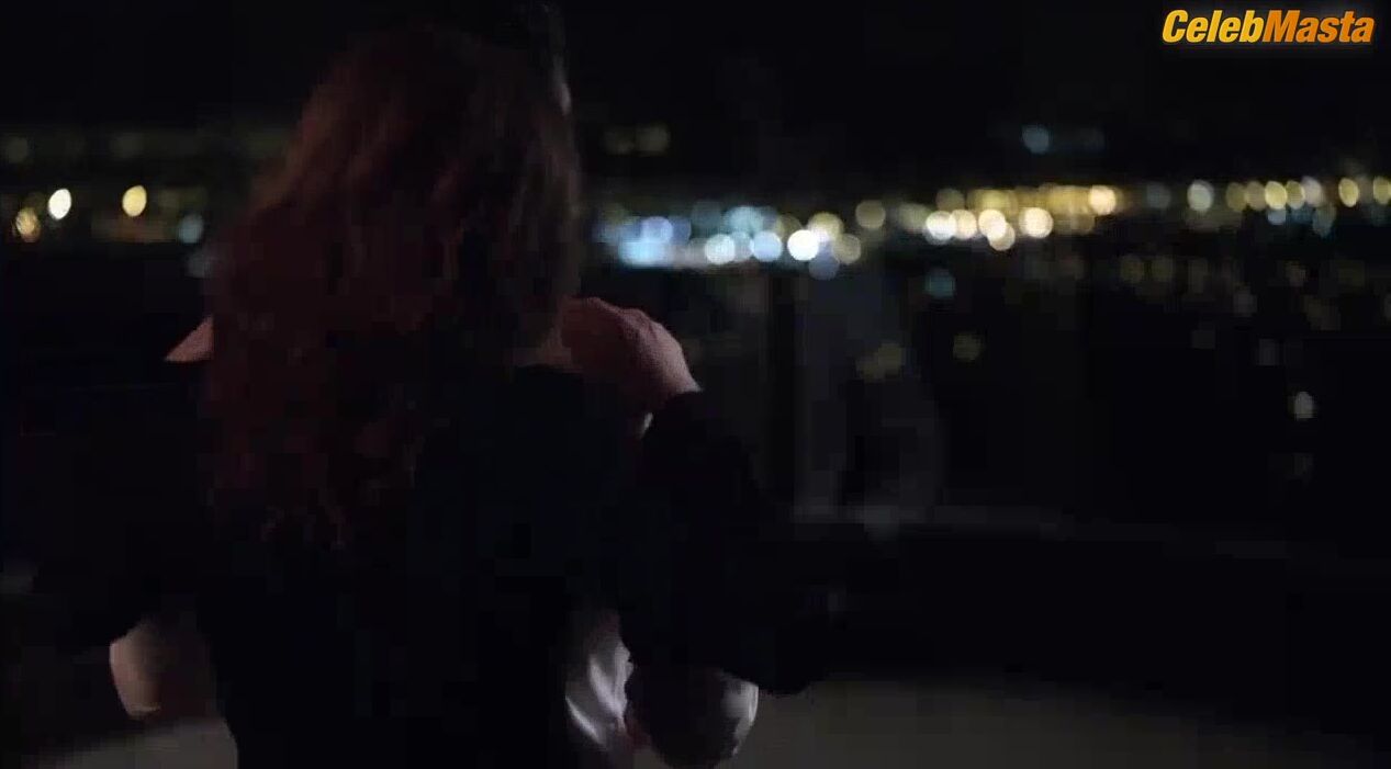 Dina Meyer Tits And Underwear Scene From Turbulence - Photo 2 of 5