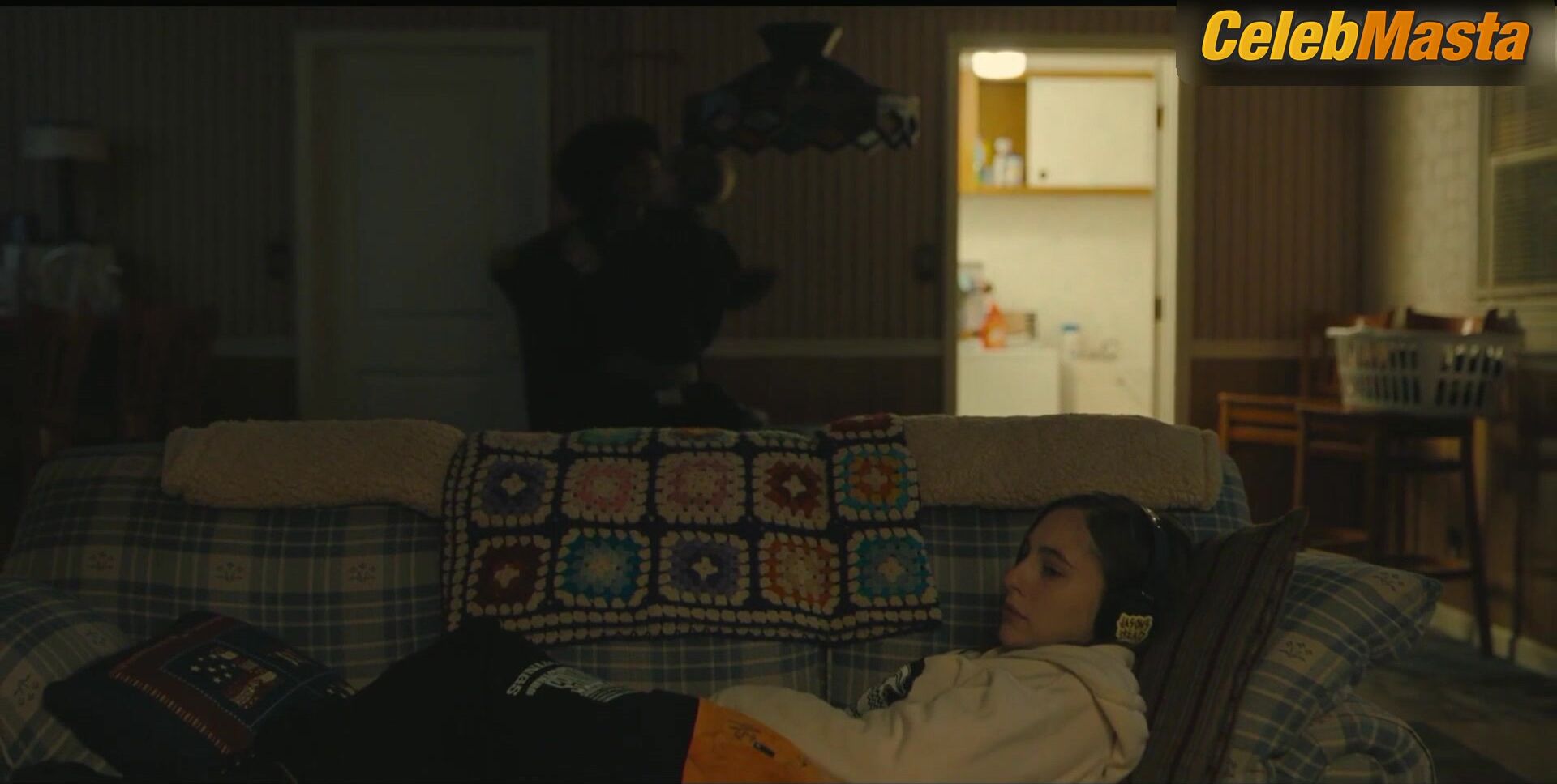 Angourie Rice And Kiah Mckirnan’s Lesbian Scene In - Photo 1 of 5 photo 5