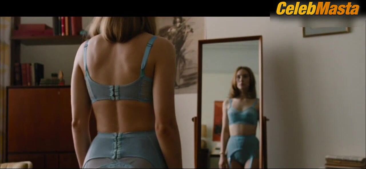 Saoirse Ronan ’s Underwear Scene From On Chesil Beach - Photo 2 of 5