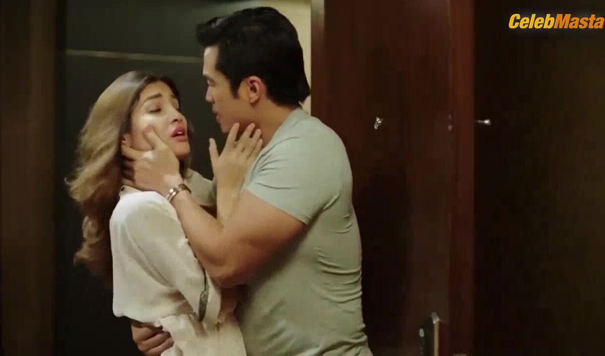 Nathalie Hart ’s Ass, Tits Scene From Sunday Night - Photo 1 of 5 photo 2
