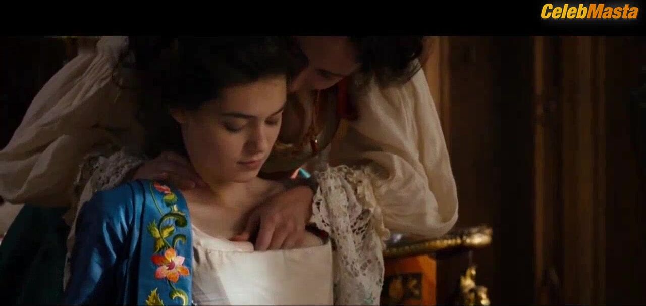 Anamaria Vartolomei ’s Lesbian Scene From L’echange - Photo 2 of 5