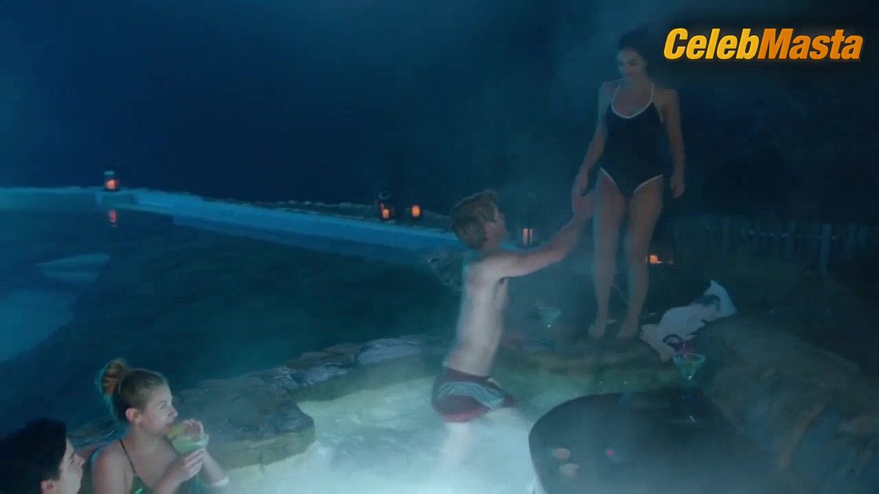 Camila Mendes Lili Reinhart And Hot Scene In Riverdale - Photo 3 of 5 photo 1