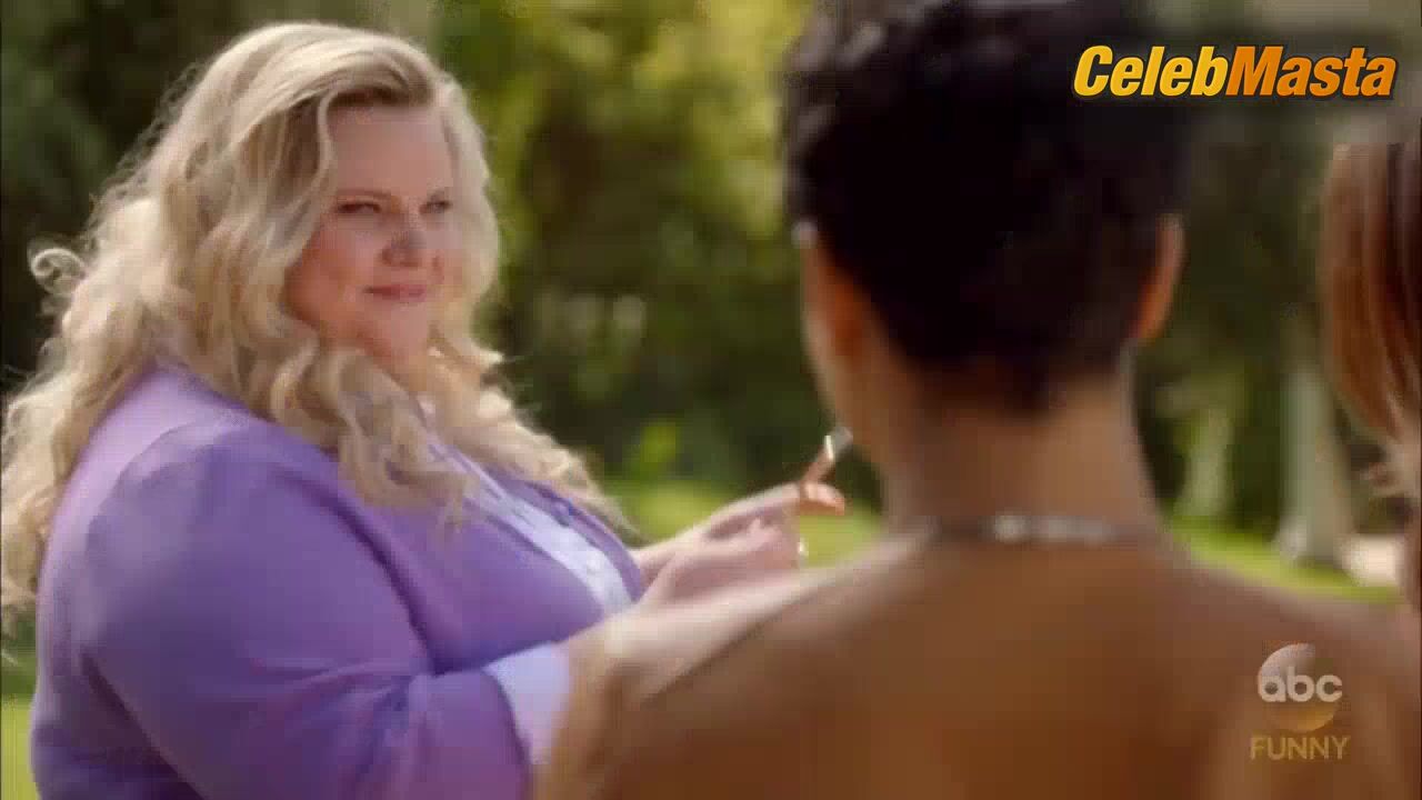Carly Hughes And Katy Mixon Lesbian Scene From American - Photo 1 of 5
