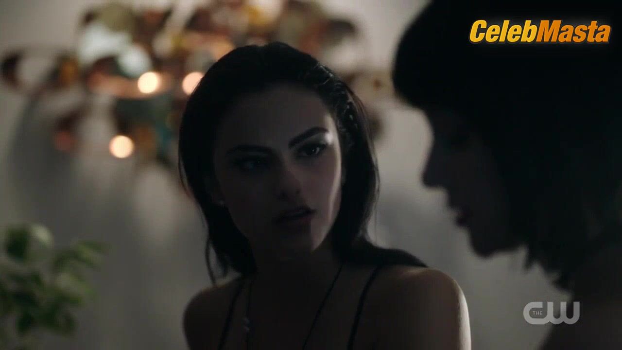 Camila Mendes Lili Reinhart And Underwear Scene On - Photo 2 of 5