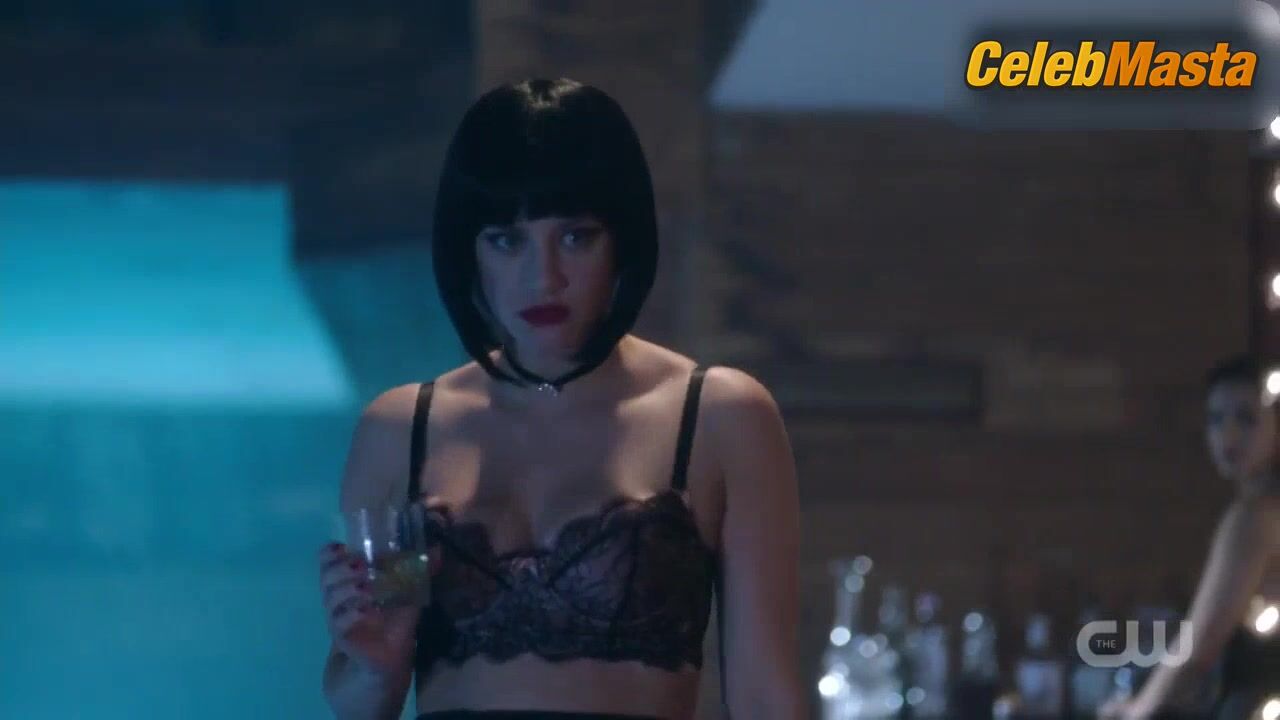 Camila Mendes Lili Reinhart And Underwear Scene On - Photo 2 of 5 photo 5