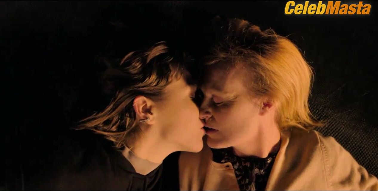 Anastasia Hille And Emma D’arcy’s Lesbian Scene - Photo 1 of 5 photo 5