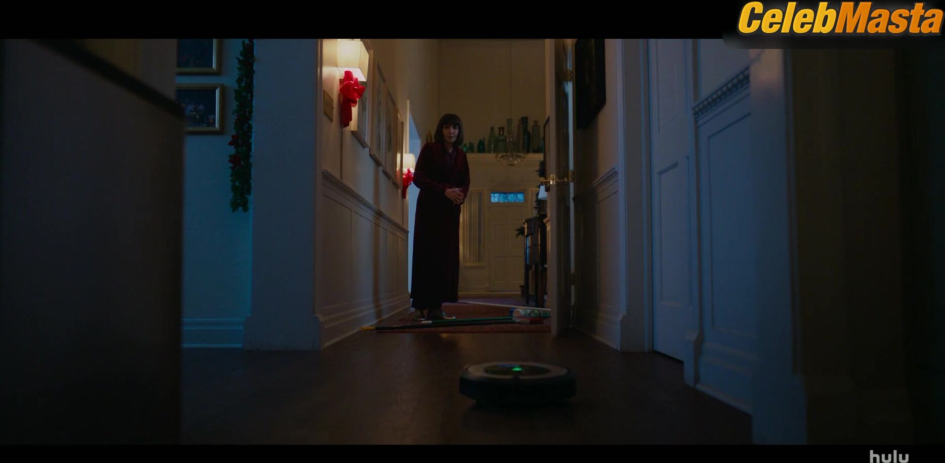 Kristen Stewart And Mackenzie Davis Lesbian Underwear Scene - Photo 1 of 5