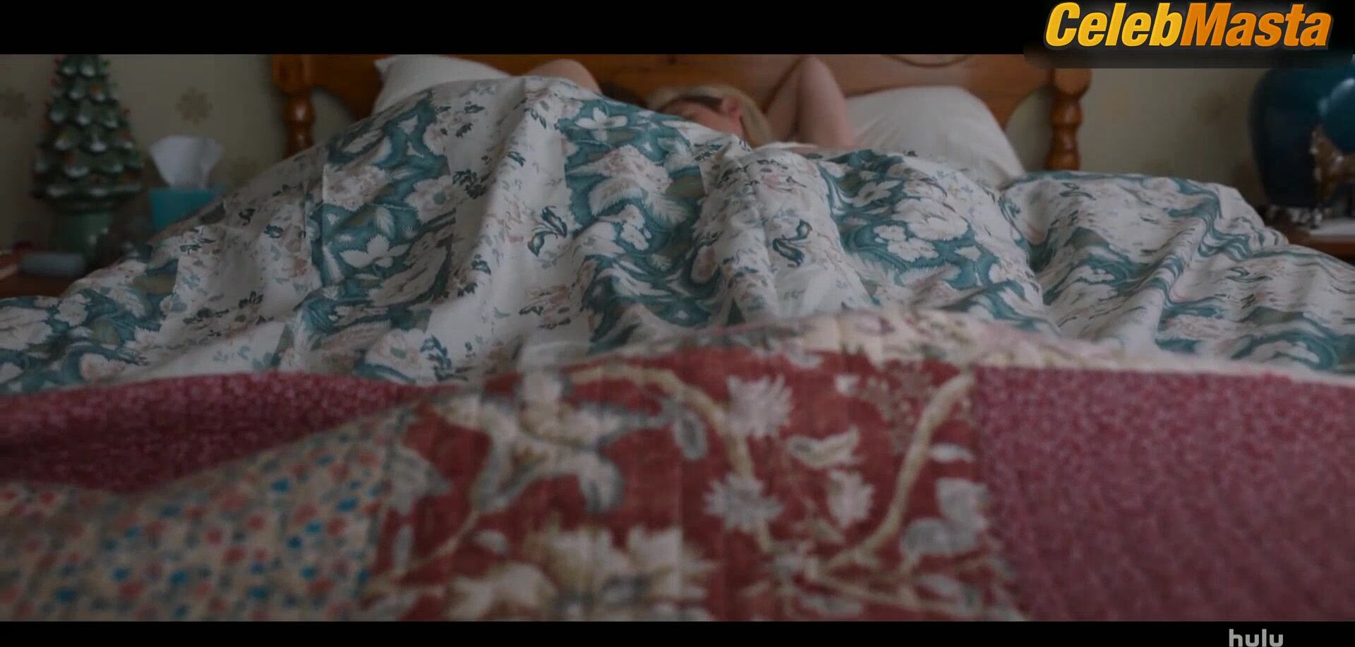 Kristen Stewart And Mackenzie Davis Lesbian Underwear Scene - Photo 1 of 5 photo 2