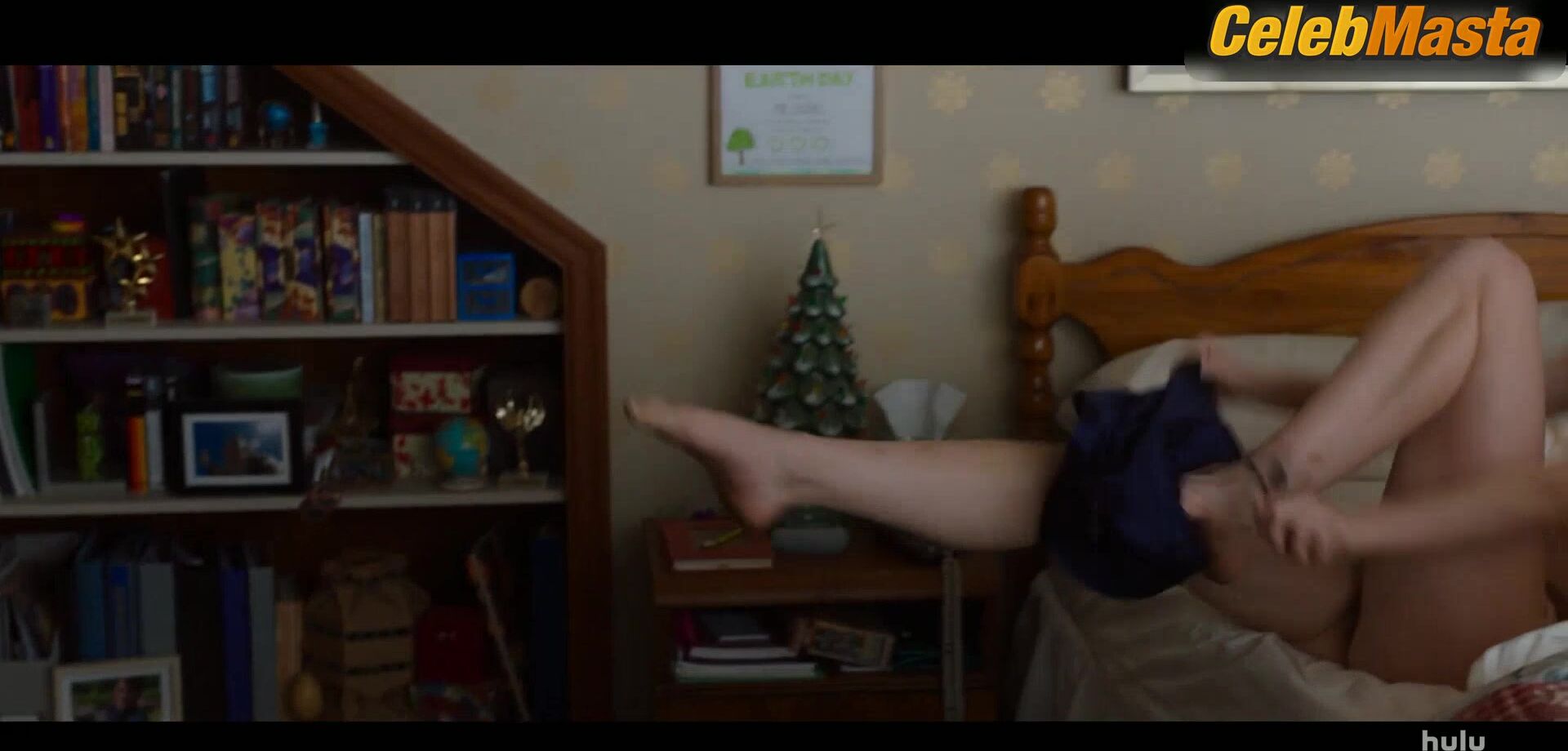 Kristen Stewart And Mackenzie Davis Lesbian Underwear Scene - Photo 1 of 5 photo 4