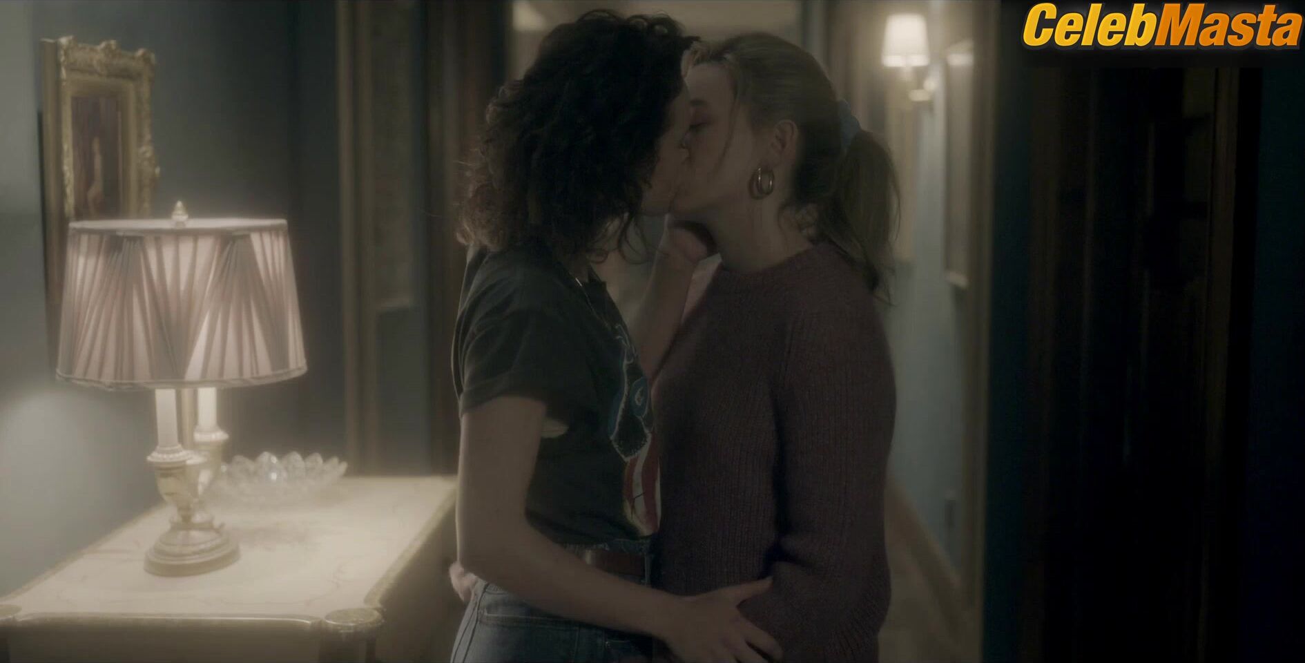Amelia Eve Victoria Pedretti And Share A Lesbian Scene - Photo 2 of 5