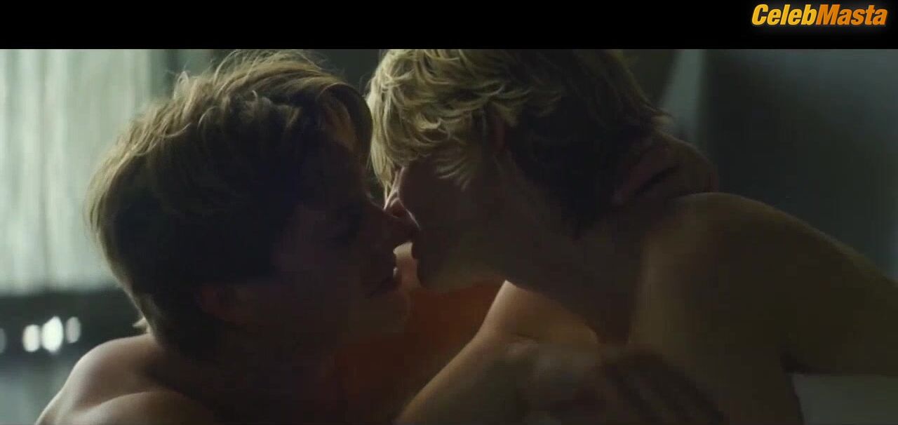 Robin Wright Booty, Tits Scene In Adore - Photo 2 of 5 photo 5