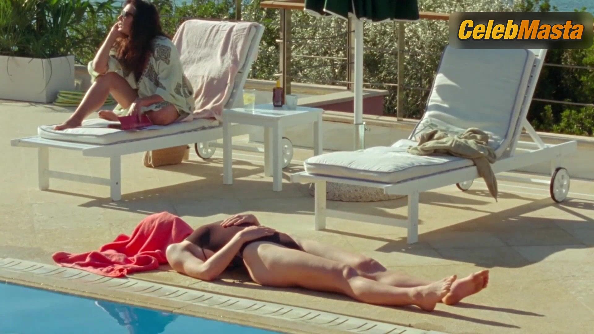 Mackenzie Davis Sex Scene From Swimming Home - Photo 2 of 5 photo 1