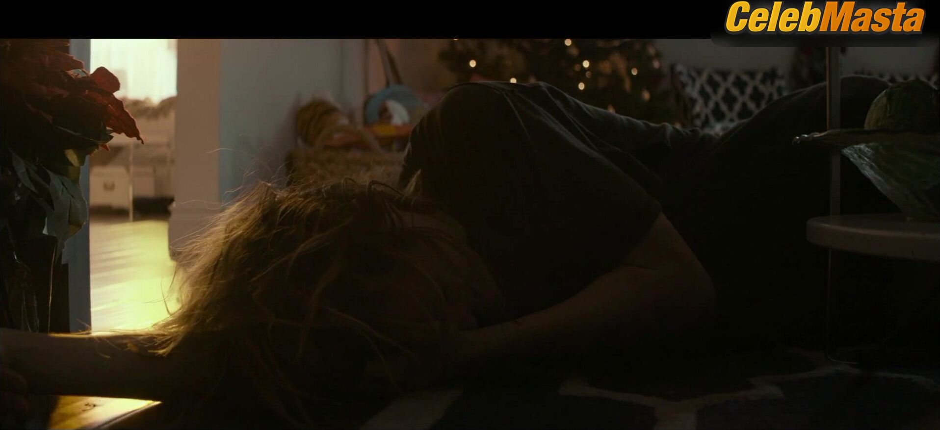 Mackenzie Davis Reveals Body In Underwear Scene In Izzy Gets - Photo 1 of 5 photo 2