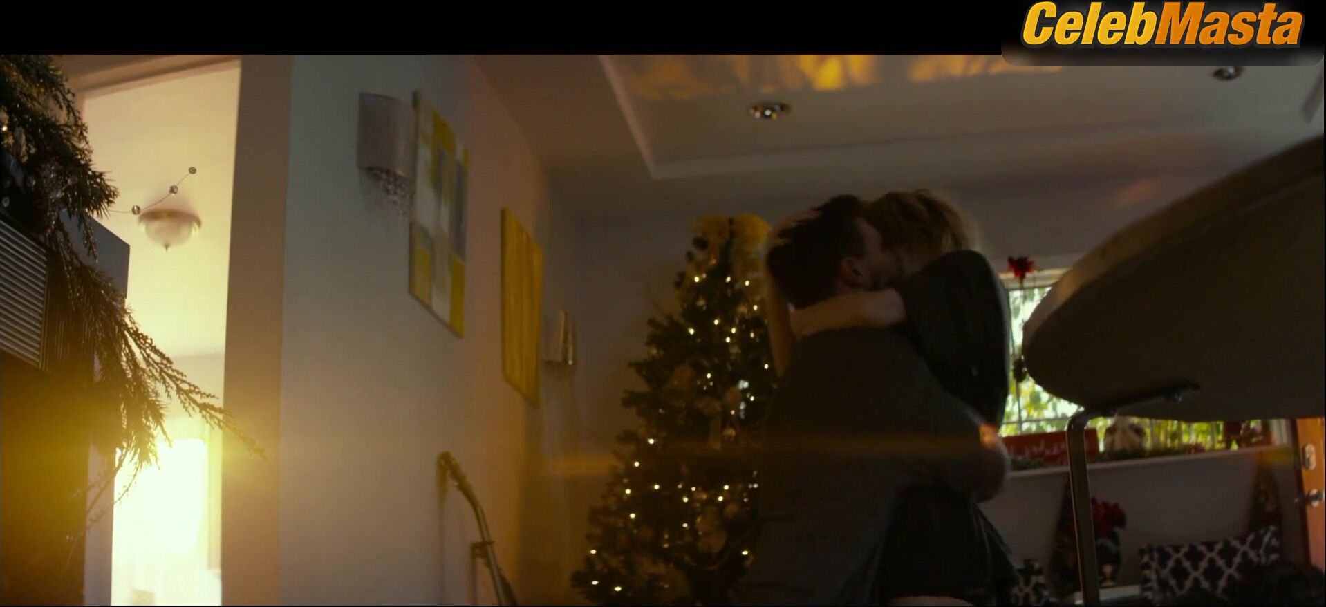 Mackenzie Davis Reveals Body In Underwear Scene In Izzy Gets - Photo 1 of 5 photo 5