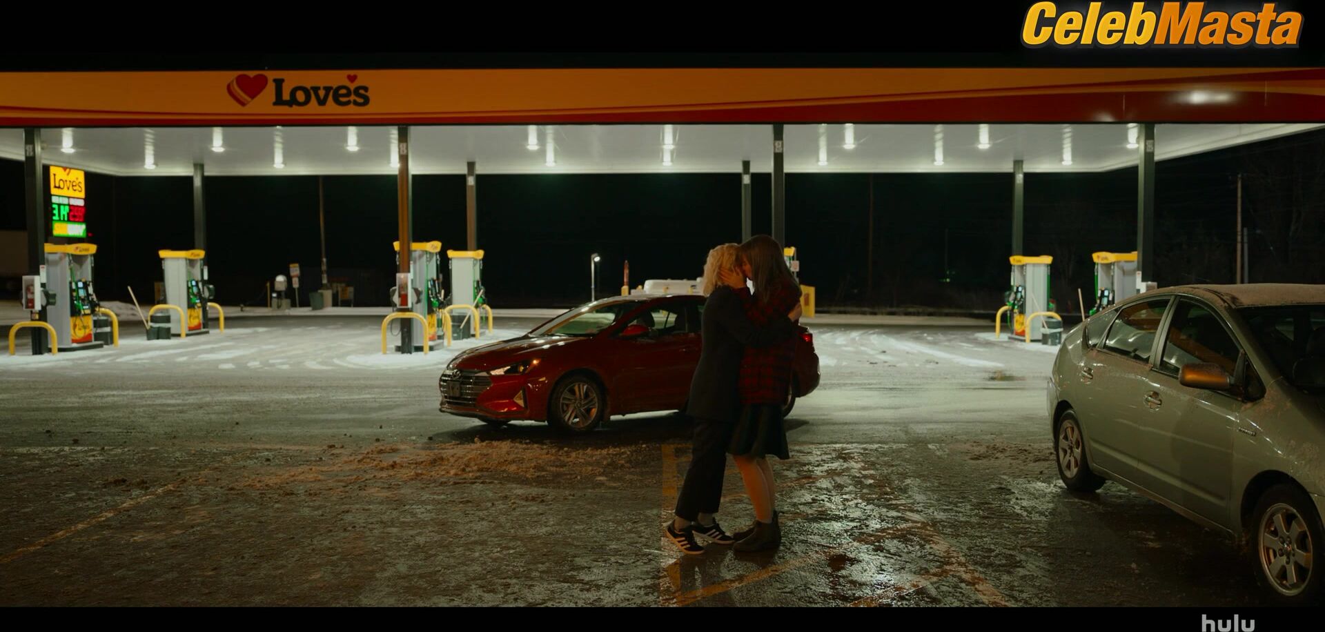 Kristen Stewart And Mackenzie Davis Lesbian Sex Scene From - Photo 1 of 5